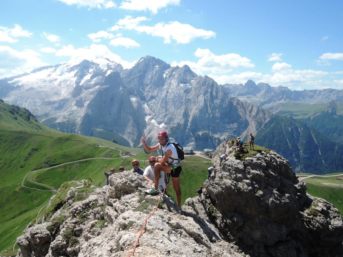 Hotel Soreghes Gran Chalet Campitello di Fassa Bagian luar foto