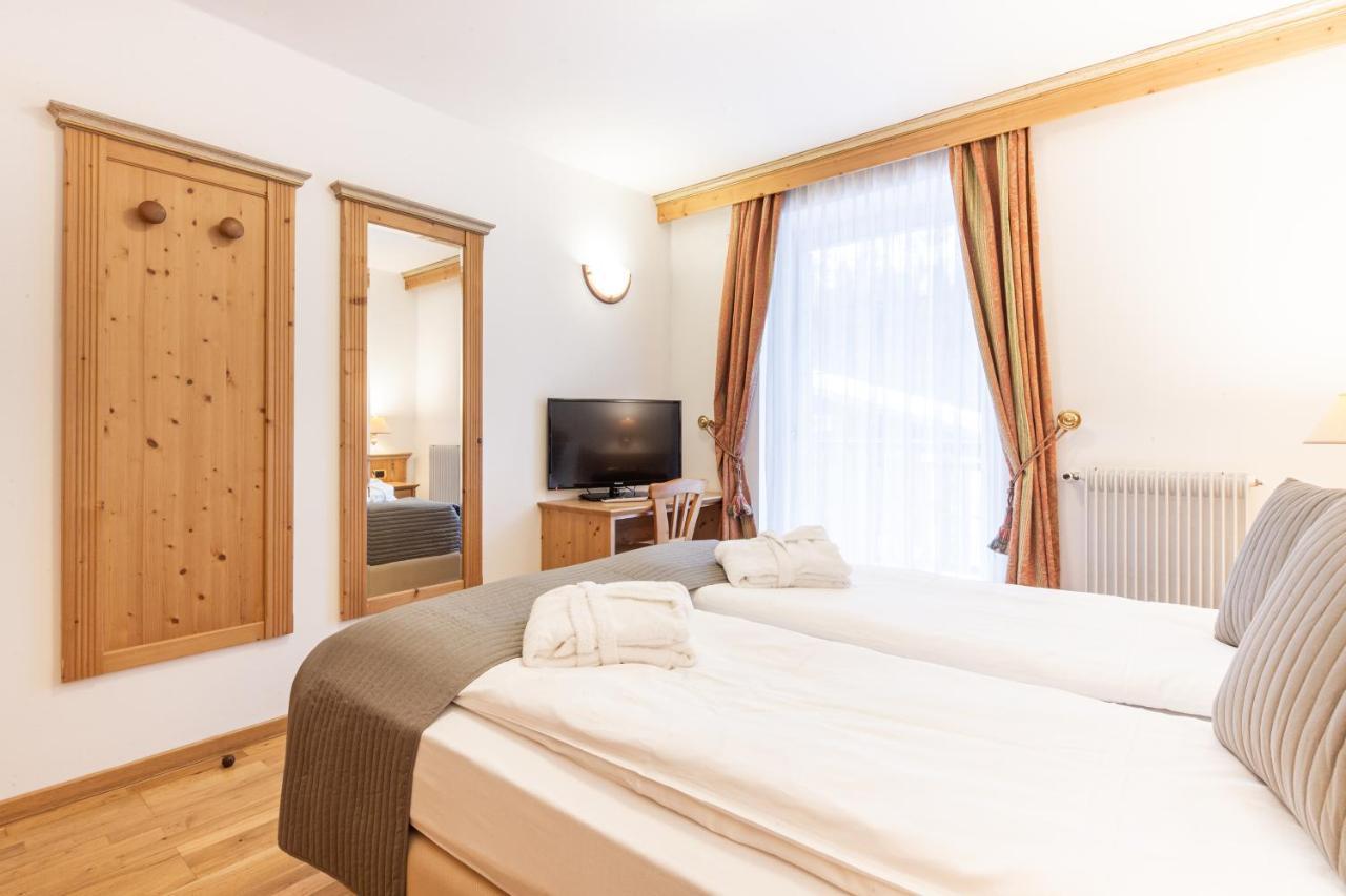 Hotel Soreghes Gran Chalet Campitello di Fassa Bagian luar foto