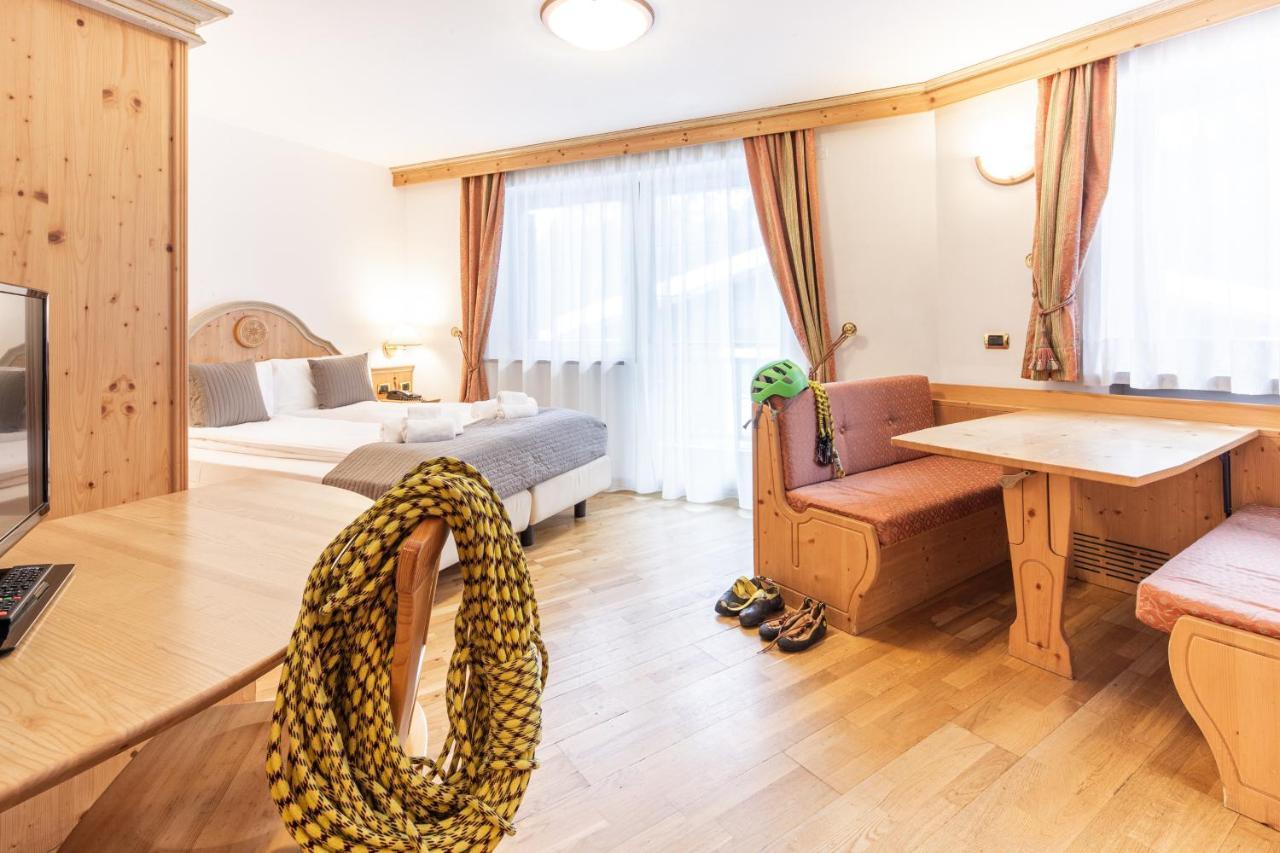 Hotel Soreghes Gran Chalet Campitello di Fassa Bagian luar foto