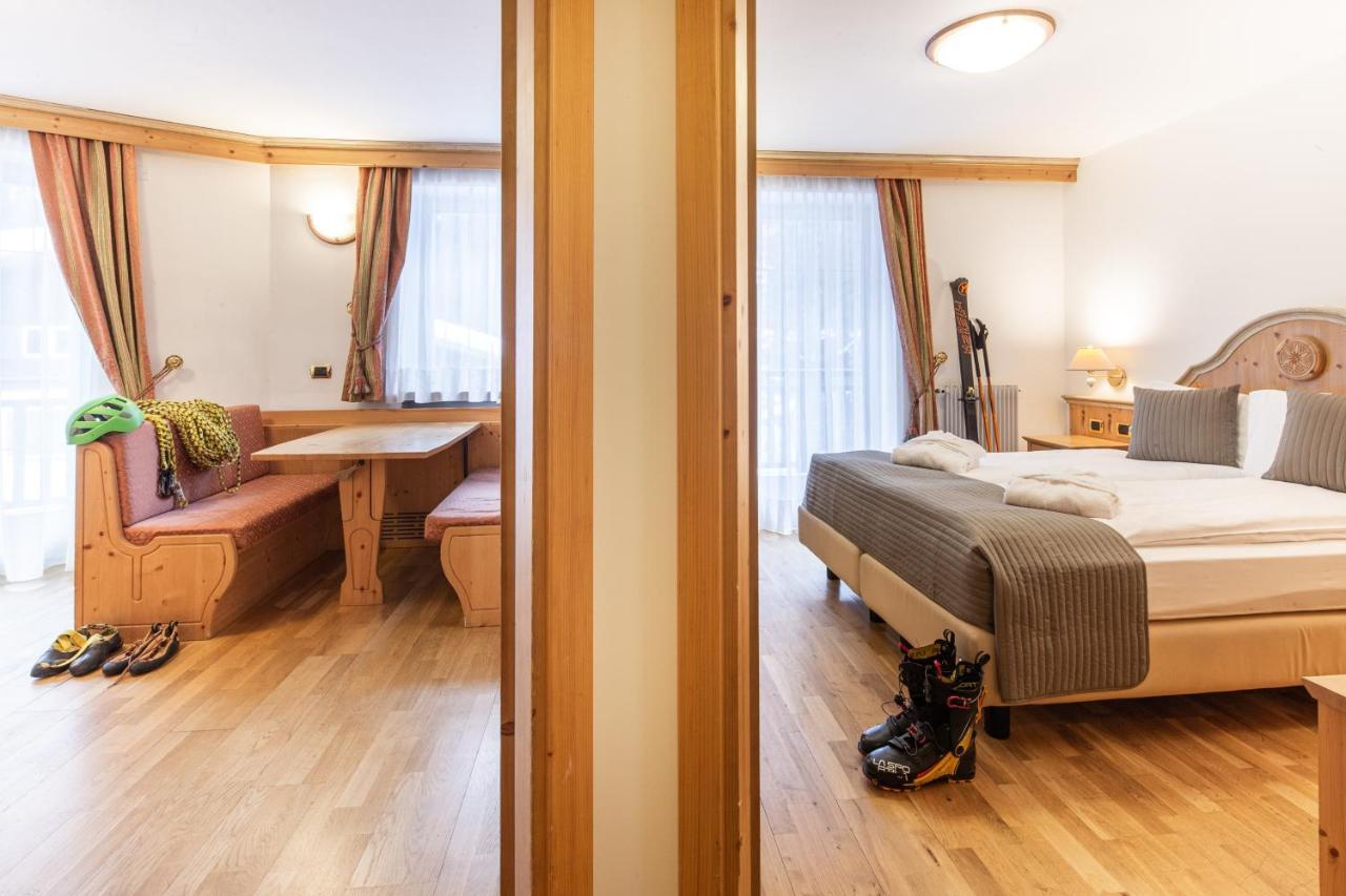 Hotel Soreghes Gran Chalet Campitello di Fassa Bagian luar foto