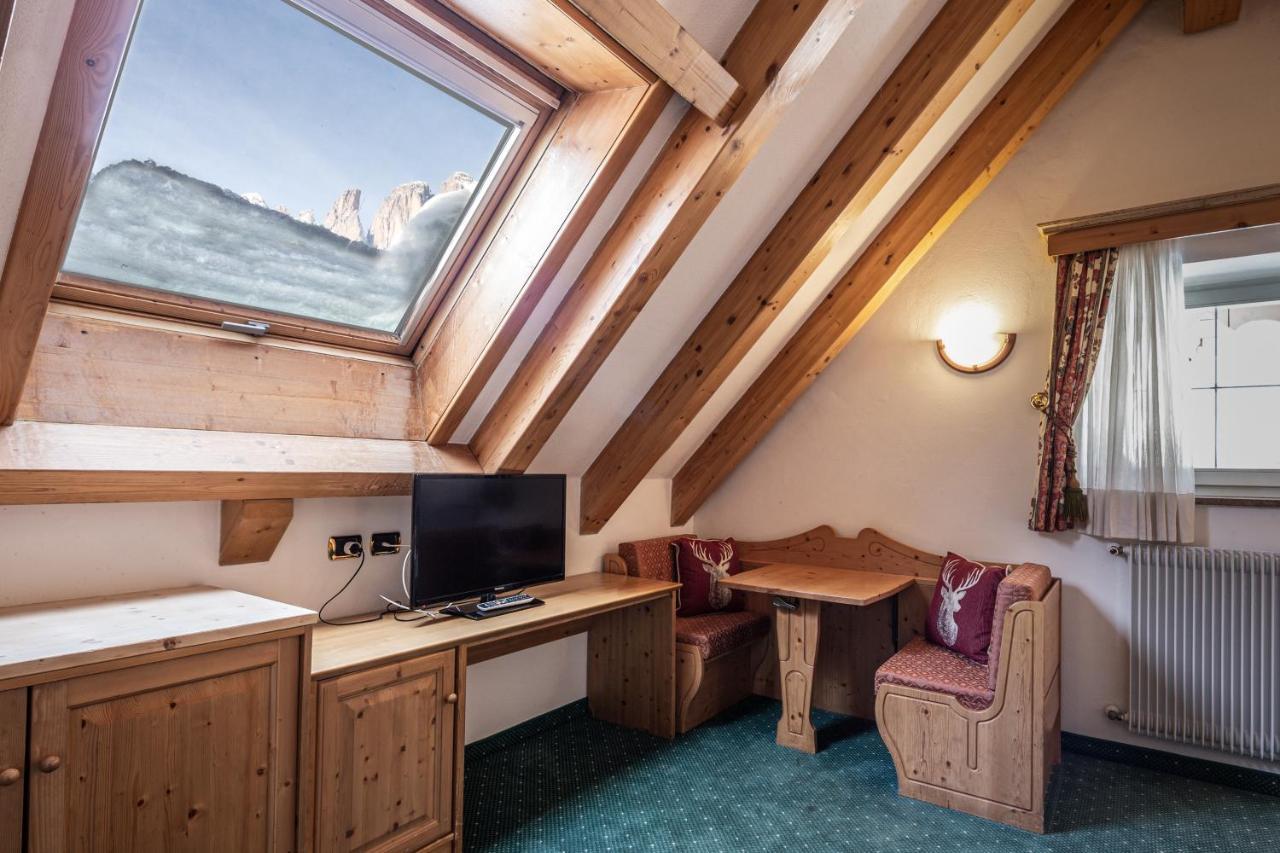 Hotel Soreghes Gran Chalet Campitello di Fassa Bagian luar foto