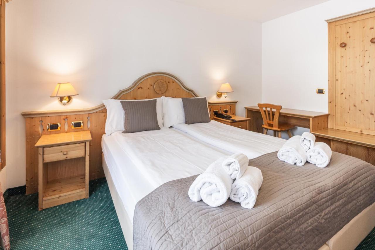 Hotel Soreghes Gran Chalet Campitello di Fassa Bagian luar foto