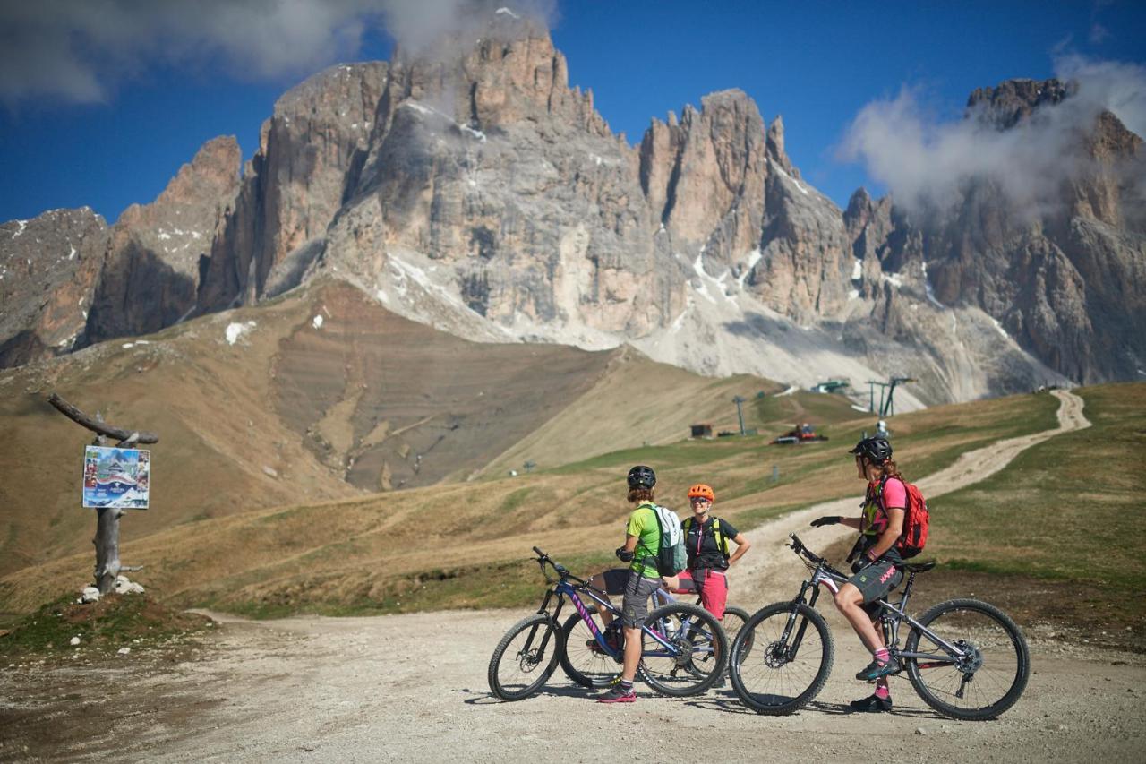 Hotel Soreghes Gran Chalet Campitello di Fassa Bagian luar foto