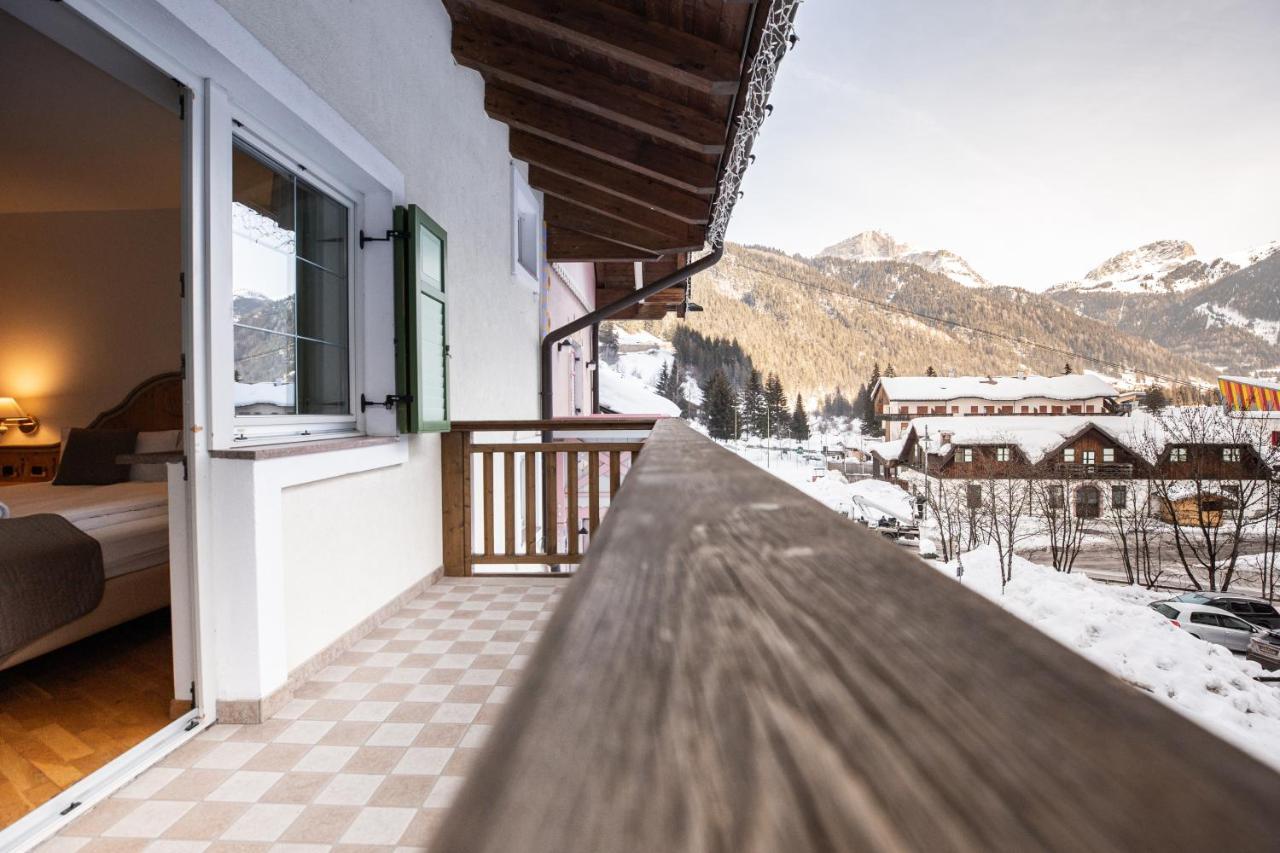 Hotel Soreghes Gran Chalet Campitello di Fassa Bagian luar foto