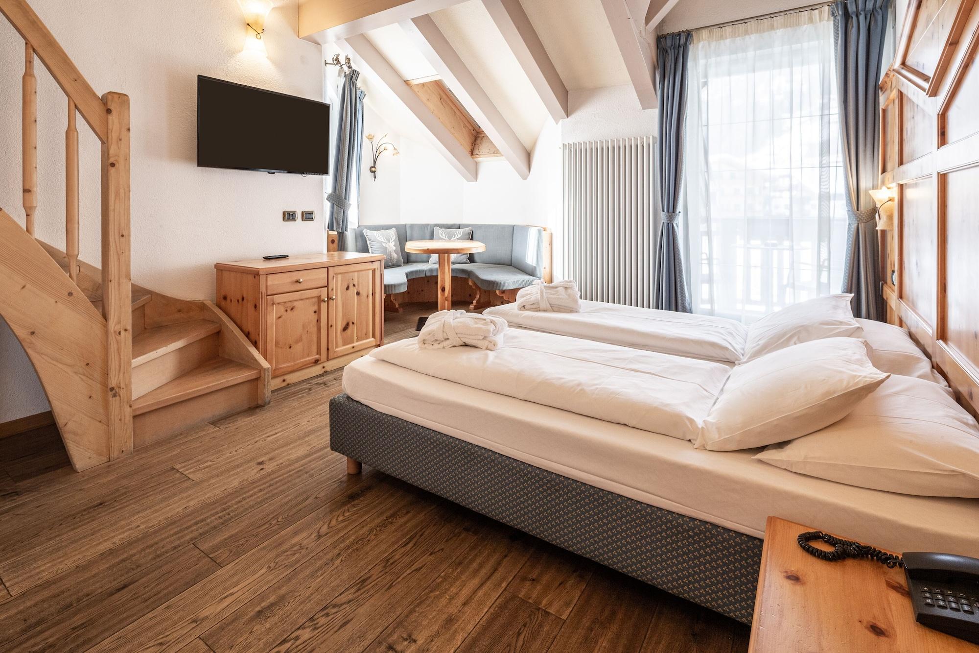 Hotel Soreghes Gran Chalet Campitello di Fassa Bagian luar foto
