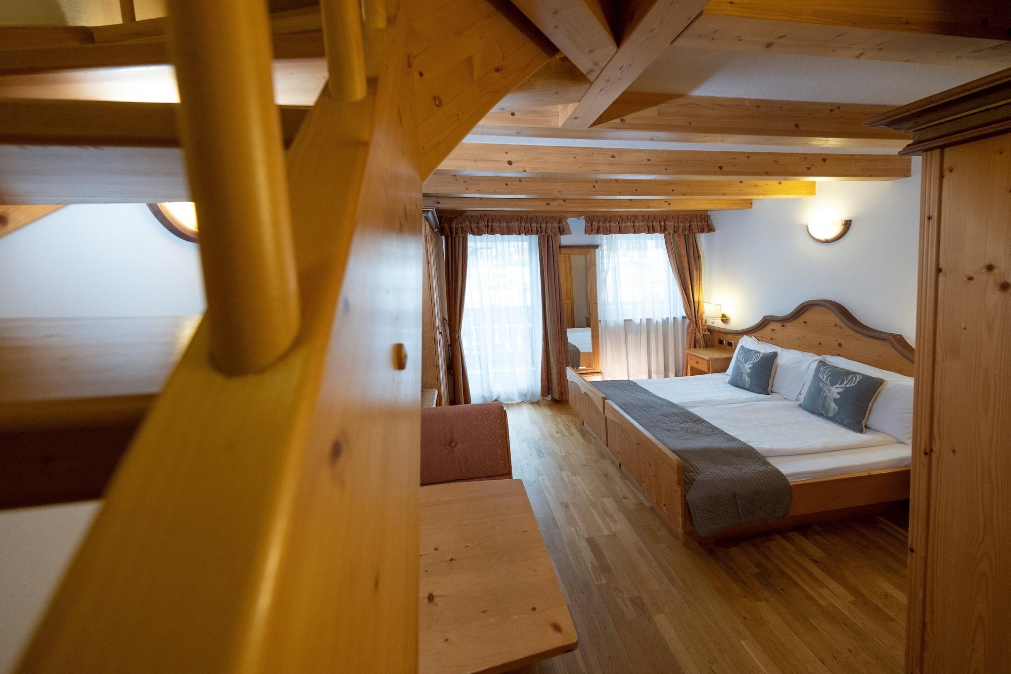 Hotel Soreghes Gran Chalet Campitello di Fassa Bagian luar foto