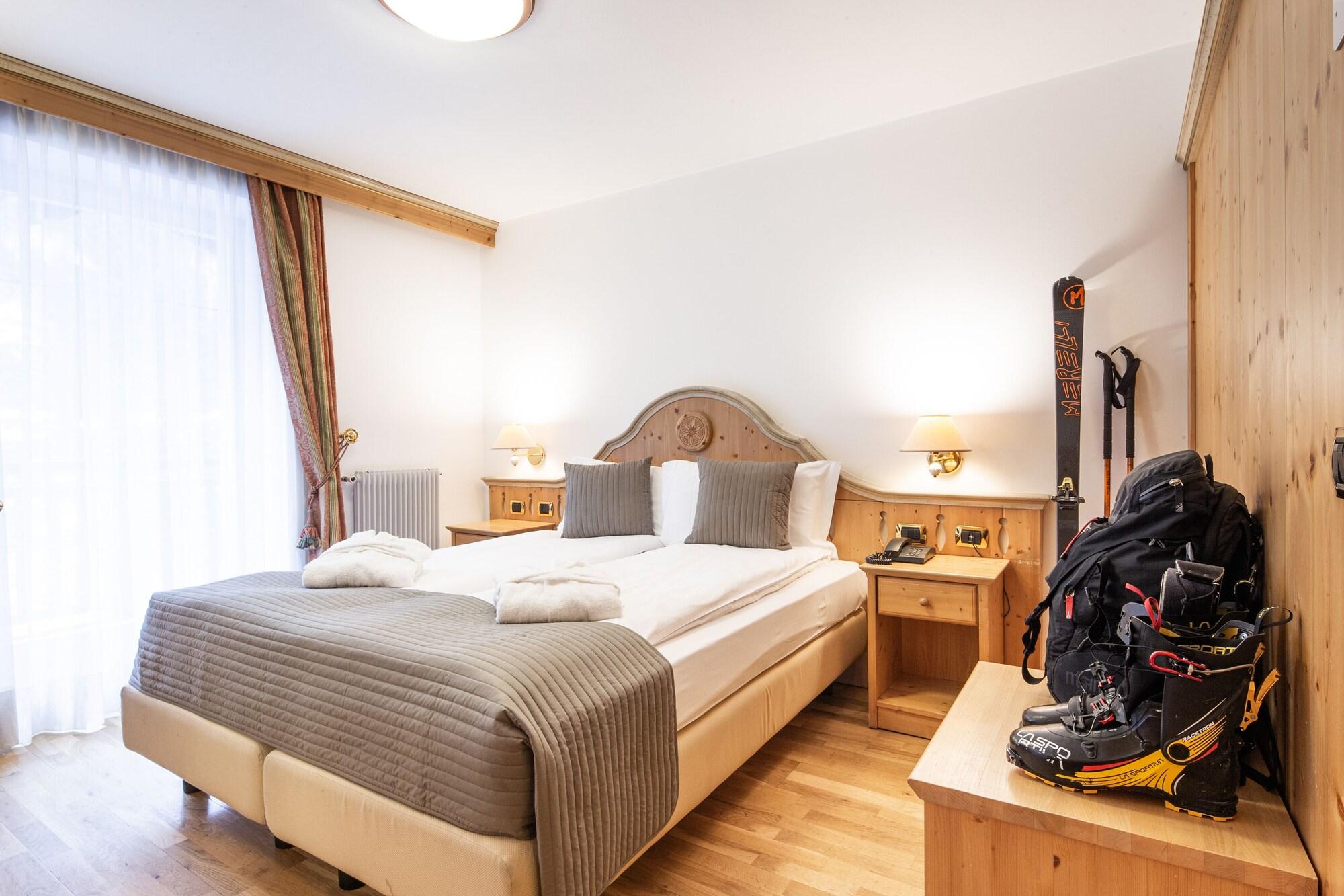 Hotel Soreghes Gran Chalet Campitello di Fassa Bagian luar foto