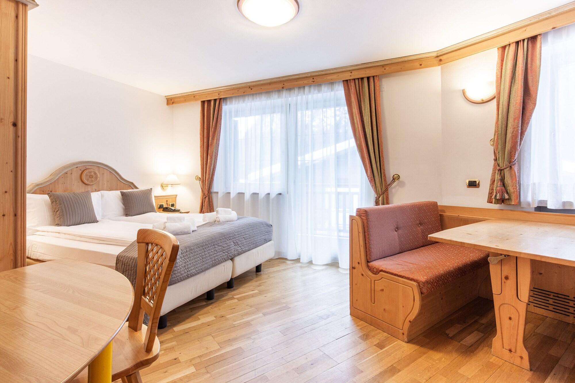 Hotel Soreghes Gran Chalet Campitello di Fassa Bagian luar foto
