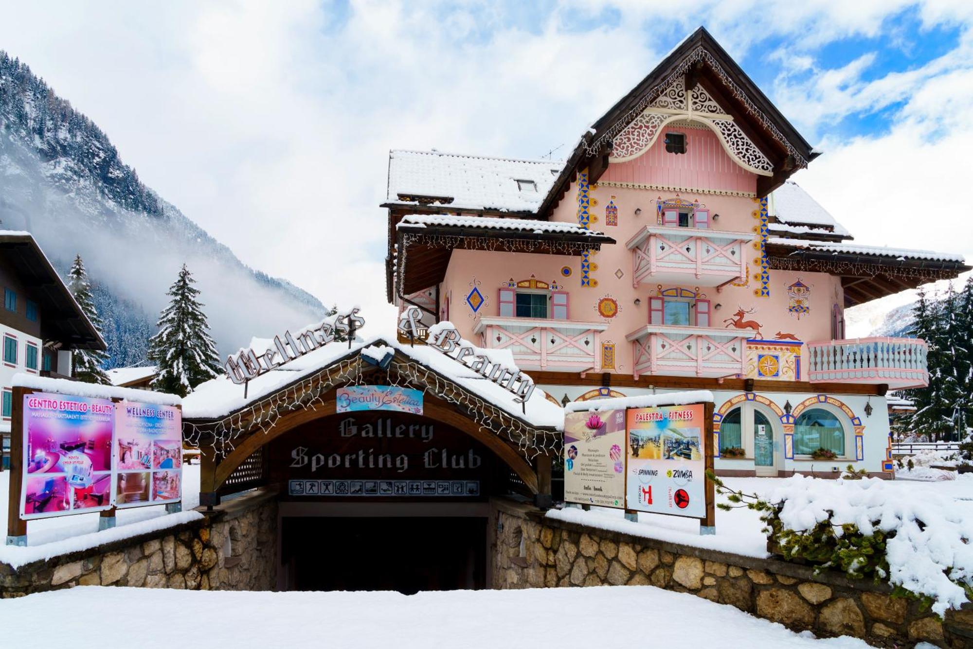 Hotel Soreghes Gran Chalet Campitello di Fassa Bagian luar foto