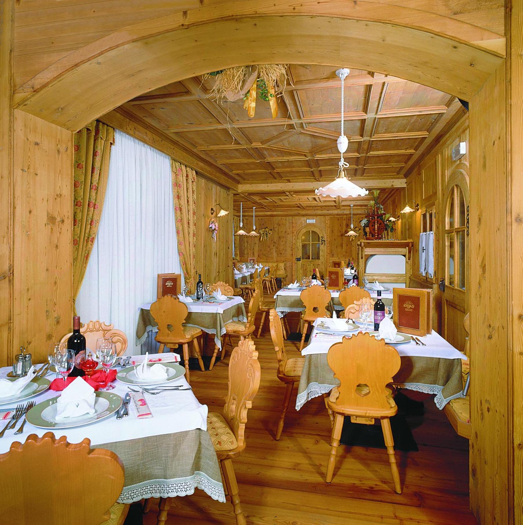 Hotel Soreghes Gran Chalet Campitello di Fassa Bagian luar foto